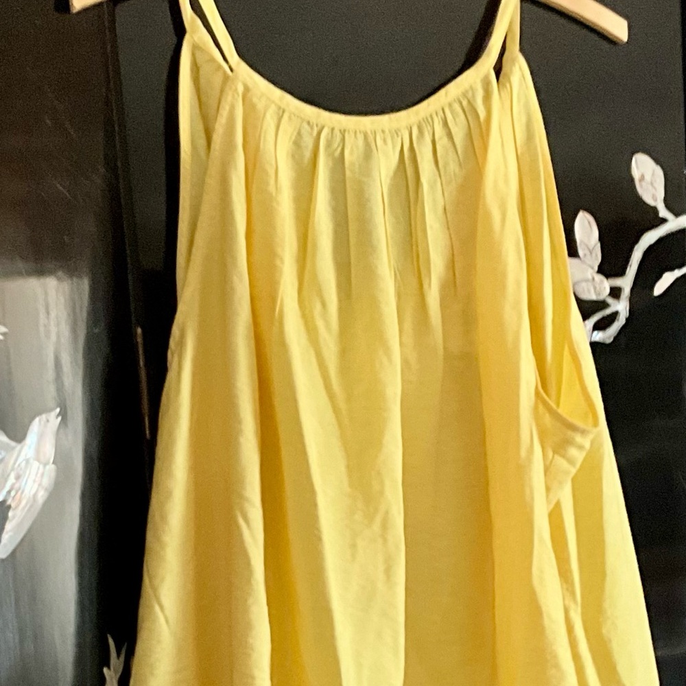 Yellow full of sunshine. This top with tie in back makes you feel refreshing.